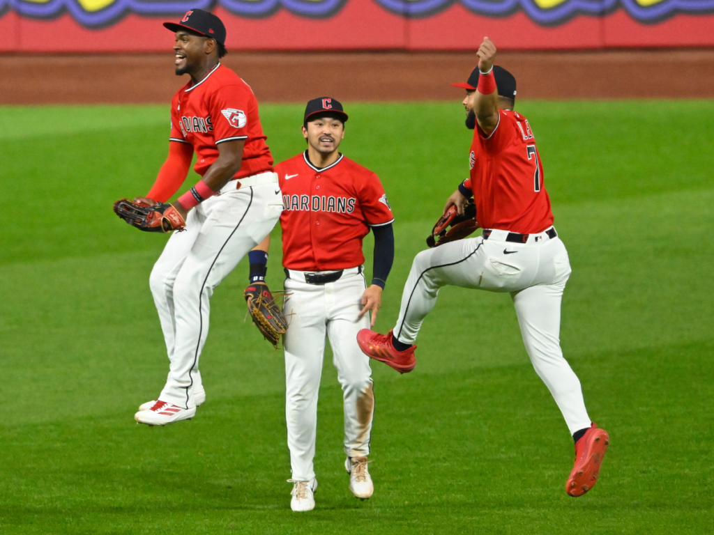 Triple de Chase DeLauter impulsa a Guardianes