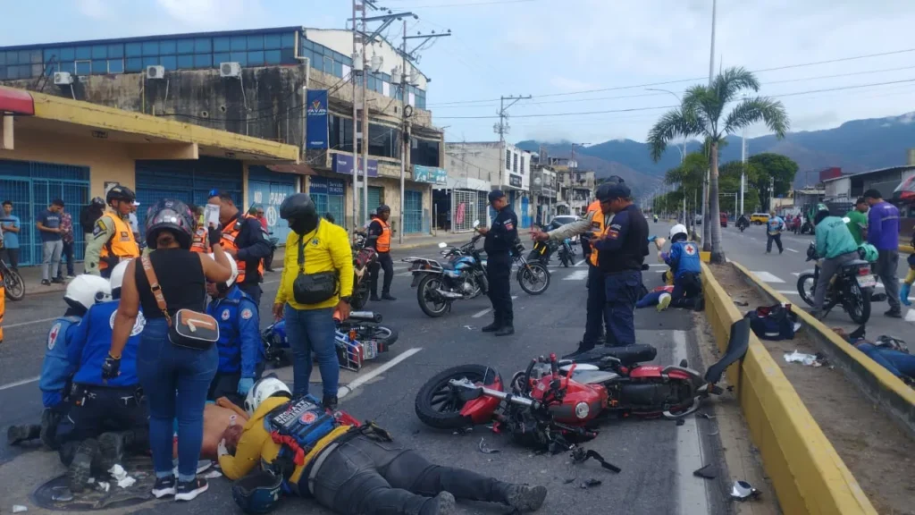 Triple saldo de heridos tras fuerte colisión de motos en Naguanagua