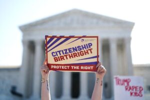 Trump acude al Supremo para defender el fin del derecho a la ciudadanía por nacimiento en EEUU | elperiodico.com