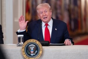 Trump afirma que Irán le pidió un alto el fuego y que lo considerará si reabre Ormuz