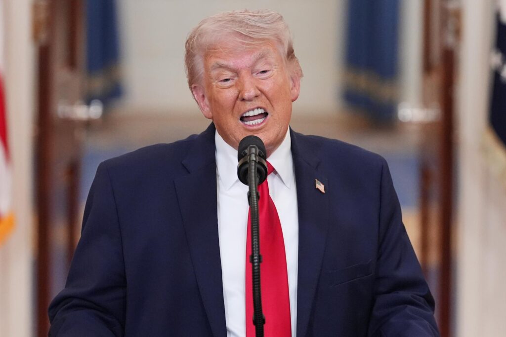 Trump afirmó que durante las próximas semanas EEUU va a atacar Irán con "mucha fuerza"