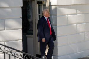Trump amenaza con destituir a Jerome Powell (Fed) en caso de mantenerse en su cargo | europapress.es