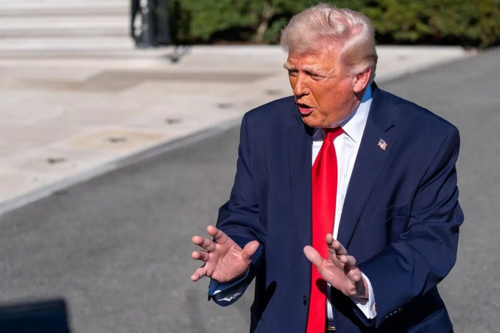 Trump amenaza con "eliminar" lanchas iraníes que traten de sortear el bloqueo en Ormuz