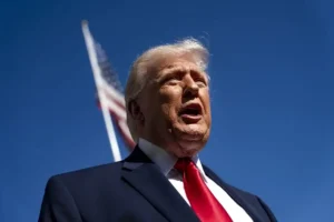 Trump amenaza con «eliminar» los buques iraníes que salten el bloqueo en Ormuz