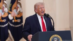 Trump, bajo presión, busca una salida