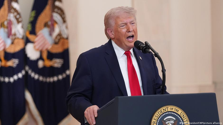 Trump, bajo presión, busca una salida