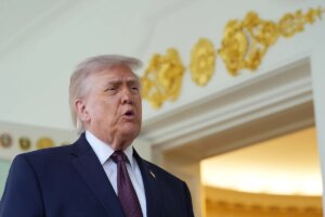Trump critica de nuevo al Papa: «¿Le pueden decir que Irán ha matado a 42.000 inocentes?» | elmundo.es