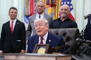 Trump defiende a soldado acusado de apostar por la caída de Maduro y lo compara con el exbeisbolista Pete Rose – AlbertoNews