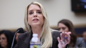 Trump destituye a la fiscal general Pam Bondi