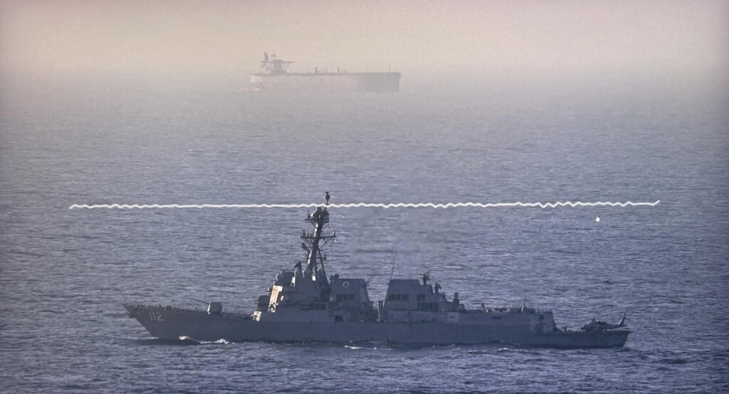 Trump dice a la Otan que se mantenga lejos de Ormuz a menos que quiera cargar petróleo