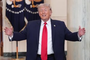 Trump dice que durante las próximas dos o tres semanas EE.UU. va a atacar Irán con «mucha fuerza»