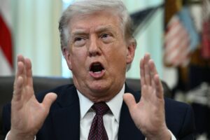 Trump dice que no descarta retirar a Estados Unidos de la OTAN