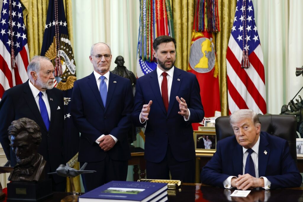 Trump dice que sigue recibiendo "millones" de barriles de petróleo venezolano y reitera respaldo al interinato