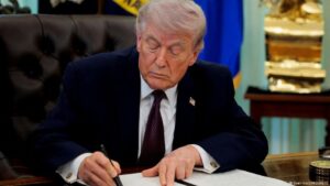 Trump firma orden ejecutiva que regula deporte universitario