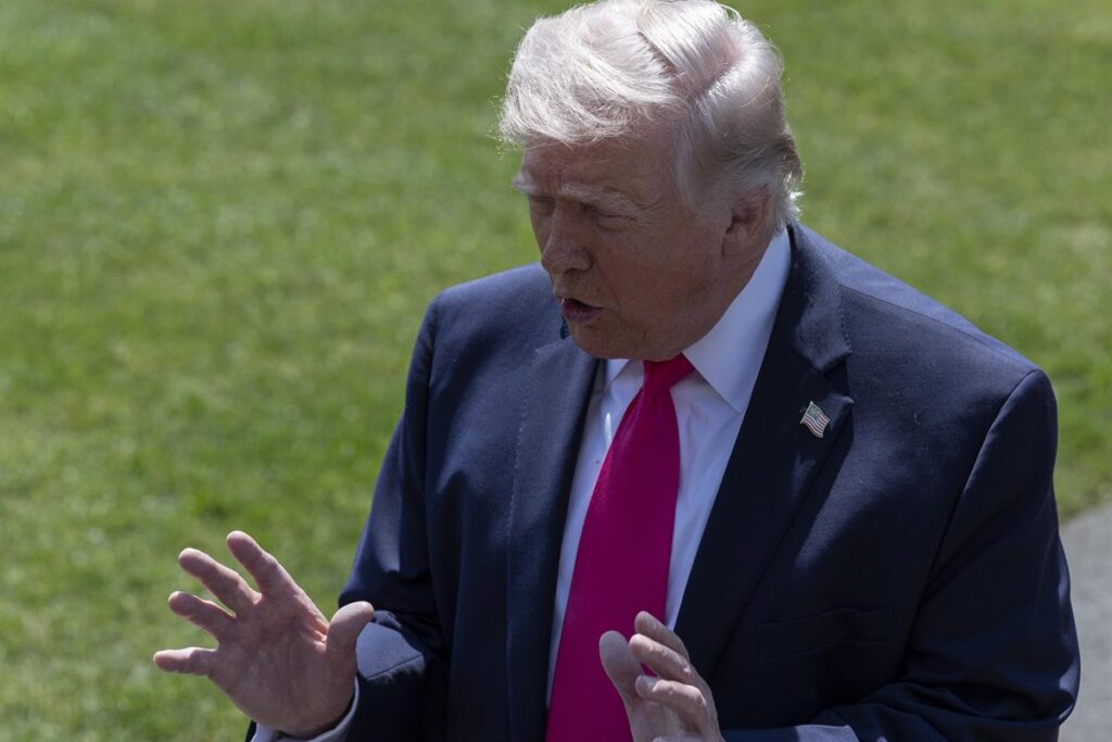 Trump plantea hacerse con el material nuclear iraní y advierte de vías "más hostiles" si fracasa la negociación