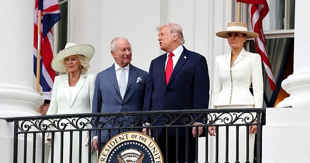 Trump recibe a Carlos III en la Casa Blanca con una marcha de casacas rojas para recordar los 250 años de independencia