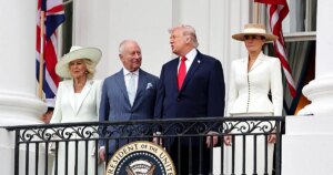 Trump recibe a Carlos III en la Casa Blanca con una marcha de casacas rojas para recordar los 250 años de independencia