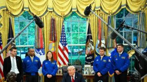Trump recibe en la Casa Blanca a los astronautas de la misión Artemis II | elperiodico.com