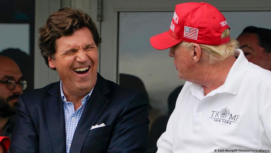 Tucker Carlson admite que apoyar a Trump "le atormenta"