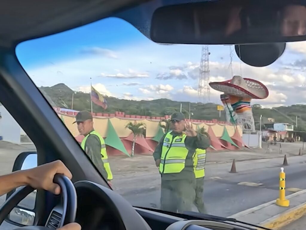 Turistas italianos denuncian presuntos sobornos en controles policiales durante viaje por Venezuela