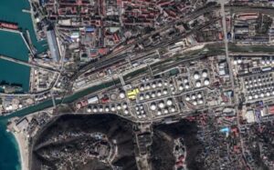 Ucrania informa de ataques a una refinería y dos buques de desembarco rusos – AlbertoNews