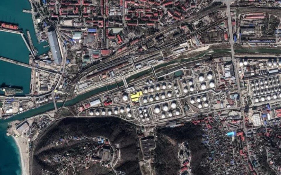 Ucrania informa de ataques a una refinería y dos buques de desembarco rusos - AlbertoNews