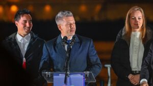 Un divorcio convulso y un vídeo «íntimo» inédito: la vida sentimental de Péter Magyar desluce su victoria ante Orbán | elperiodico.com