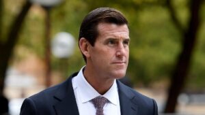 Un exsoldado australiano condecorado es detenido y acusado de cinco crímenes de guerra