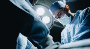 Un hombre acude al urólogo tras más de un año esperando cita y termina con diagnóstico de cáncer de próstata en estado avanzado
