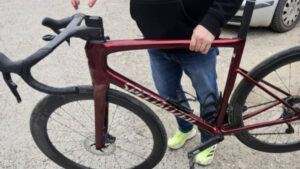 Un ladrón se cuela en una carrera ciclista en plena fuga: la Policía le atrapa… ¡porque casi gana!