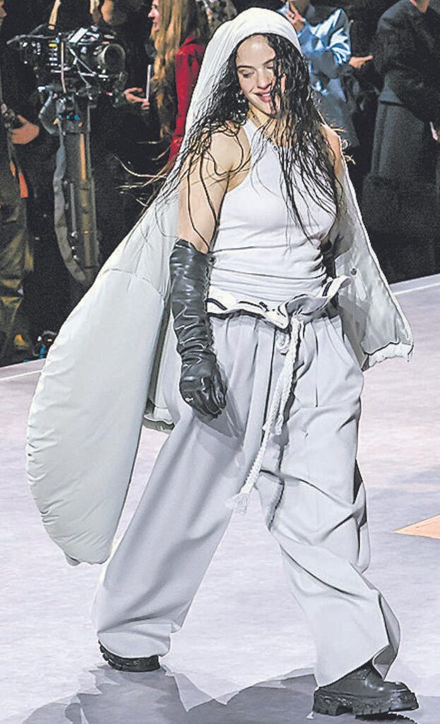 Rosalía, en el desfile de la colección de otoño-invierno de Louis Vuitton, el 19 de enero de 2023 en París.