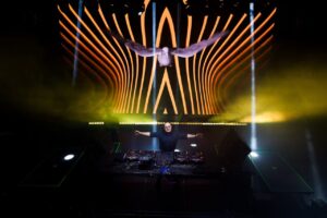 Un sacerdote DJ pone a bailar a miles en Argentina con un homenaje electrónico al Papa Francisco – AlbertoNews