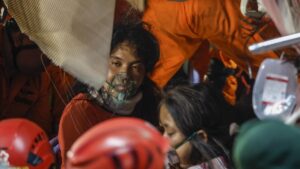 Un vagón solo para ellas: las 15 víctimas del letal choque de tren indonesio son mujeres