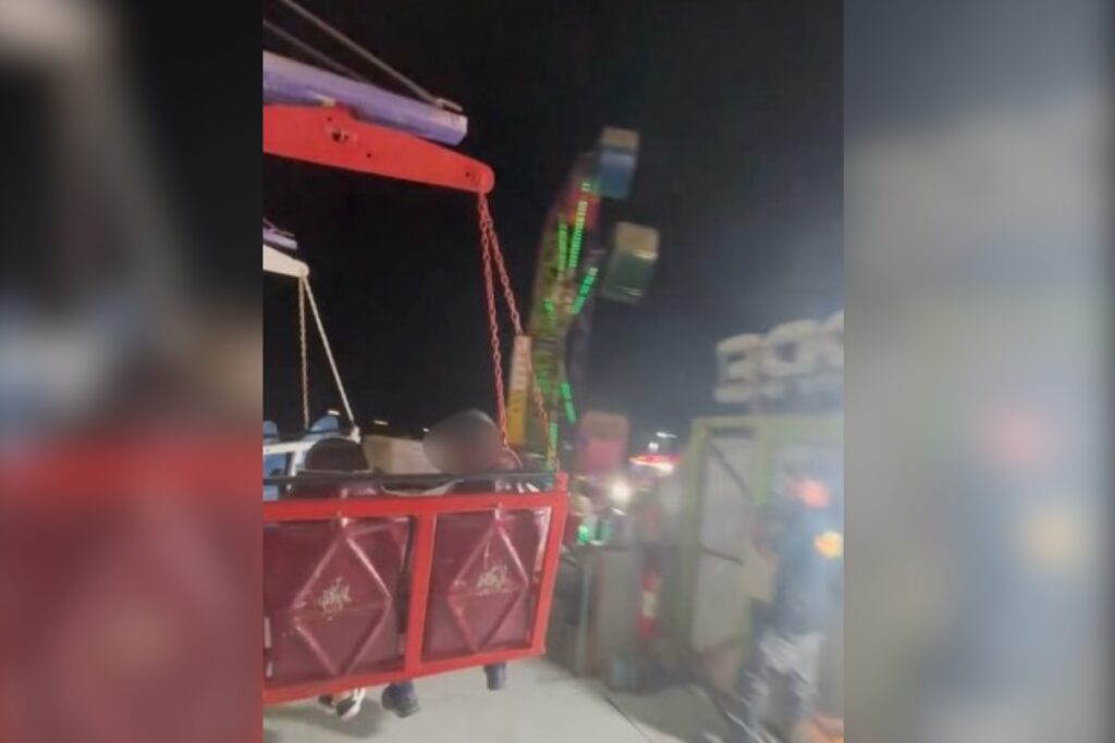 Una atracción de un parque de diversiones colapsó con personas a bordo (VIDEO)