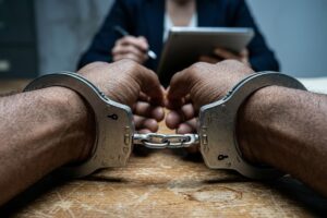 Una broma de infidelidad desató un tiroteo contra un vehículo