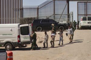 Una corte de apelaciones falla en contra de la política de detención de migrantes de Trump