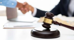 Una firma de abogados que cobra 8.000 euros la hora pide perdón por errores en documentos creados por IA