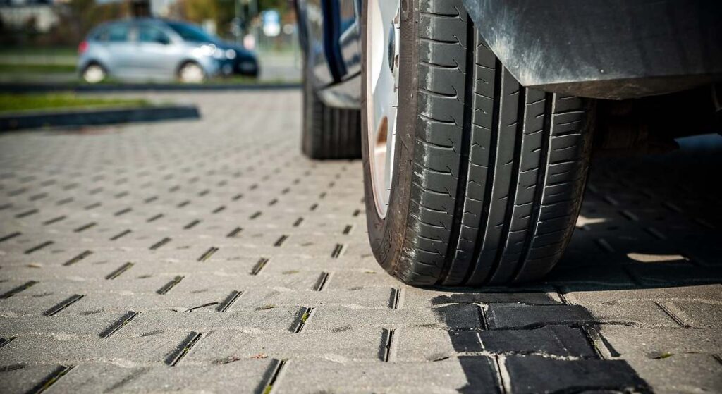 Una investigación pone a los neumáticos en el punto de mira: liberan la mayoría de los microplásticos del aire en las ciudades
