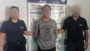 Una mujer reconoció al ladrón que le robó, lo molió a golpes y lo entregó