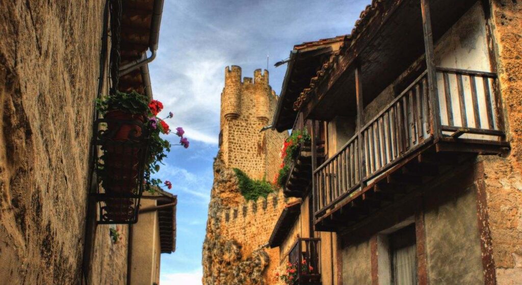 Una villa medieval perfecta para recorrer a pie: un castillo del siglo XII sobre un abismo y pura naturaleza