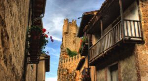 Una villa medieval perfecta para recorrer a pie: un castillo del siglo XII sobre un abismo y pura naturaleza