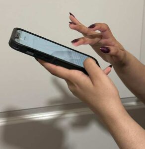 Uñas largas y pantallas táctiles, un conflicto cuyo final puede estar cerca