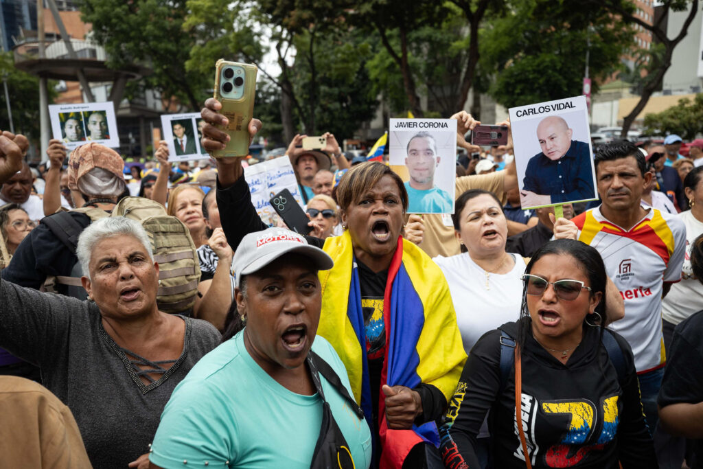 Uno de cada tres venezolanos mantiene la intención de migrar, según Consultores 21