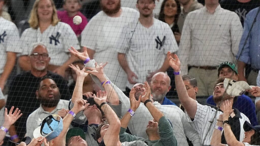 VIDEO: La brutal paliza que recibió un fanático de los Yankees en pleno partido