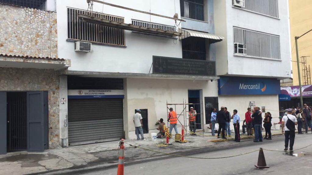 VIDEO expuso a funcionarios judiciales consumiendo bebidas alcohólicas dentro de tribunal en Los Teques