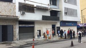 VIDEO expuso a funcionarios judiciales consumiendo bebidas alcohólicas dentro de tribunal en Los Teques