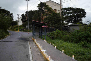 VIDEO: familiares de presos políticos denuncian detonaciones y despliegue militar en El Rodeo