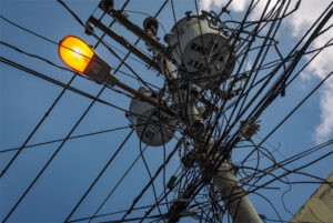 VIDEO: vecinos de las Minas de Baruta en alerta por desprendimiento de un poste de electricidad