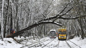 VIDEOS: Fuertes nevadas sorprenden a Moscú en plena primavera y causan colapsos de tráfico