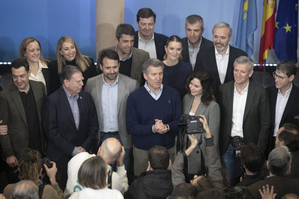 Varias CCAA del PP recurrirán la regularización de migrantes de Sánchez, que temen que afecte a los servicios públicos